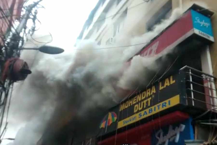 দোকান থেকে বেরোচ্ছে কালো ধোঁয়া।