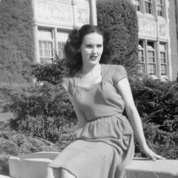 এলিজাবেথের মৃত্যুর পর তাঁর সম্পর্কে একাধিক তথ্য উঠে আসে। কেউ কেউ বলেন, ছেলেদের প্রতি বিরূপ ছিলেন এলিজাবেথ। ছেলেদের নিয়ে মজা করতেন। তাঁর যৌনজীবন নিয়েও উঠে আসে নানা তথ্য।