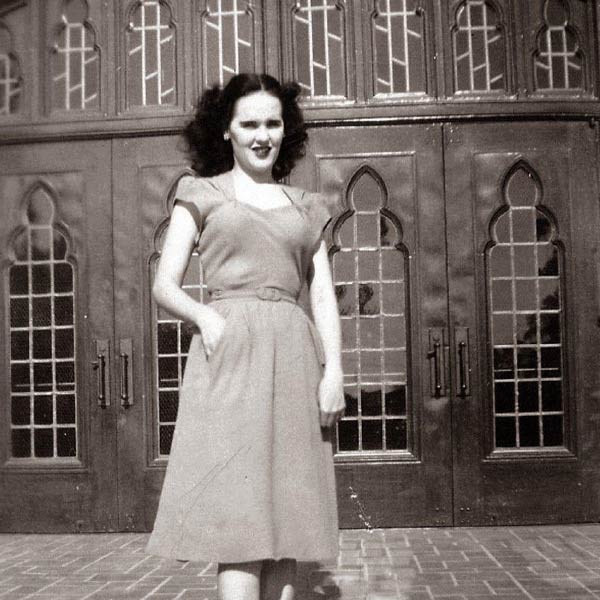 অনেকে বলেছিলেন, এলিজাবেথ যৌনপেশার সঙ্গে যুক্ত ছিলেন। কারও মতে, তিনি ছিলেন সমকামী। তাঁর যৌনজীবনে তথাকথিত কিছু অস্বাভাবিকতা ছিল, মেনেছিলেন সকলেই।