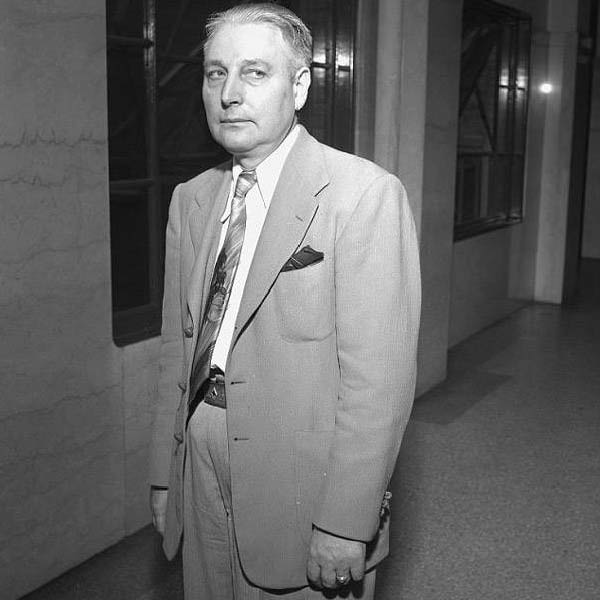 ১৯৯৯ সালে বাবার মৃত্যুর পর তাঁর সংগ্রহ থেকে এক তরুণীর ছবি খুঁজে পান ওই পুলিশ আধিকারিক। তরুণীর সঙ্গে এলিজাবেথের মুখের মিল ছিল। জর্জ হোডেলের হাতের লেখার সঙ্গে আততায়ীর হাতের লেখার মিলও ছিল লক্ষ্যণীয়। হোডেল পেশায় চিকিৎসক ছিলেন। যে পদ্ধতিতে শর্টসের দেহ কেটে রক্তশূন্য করা হয়েছিল, সেই জ্ঞানও হোডেলের থাকা সম্ভব বলে দাবি করা হয়েছিল। এমনকি তাঁর নাম প্রাথমিক ভাবে ব্ল্যাক ডালিয়ার তদন্তকারীদের সন্দেহের তালিকাতেও ছিল। পরে তা বাদ দেওয়া হয়।