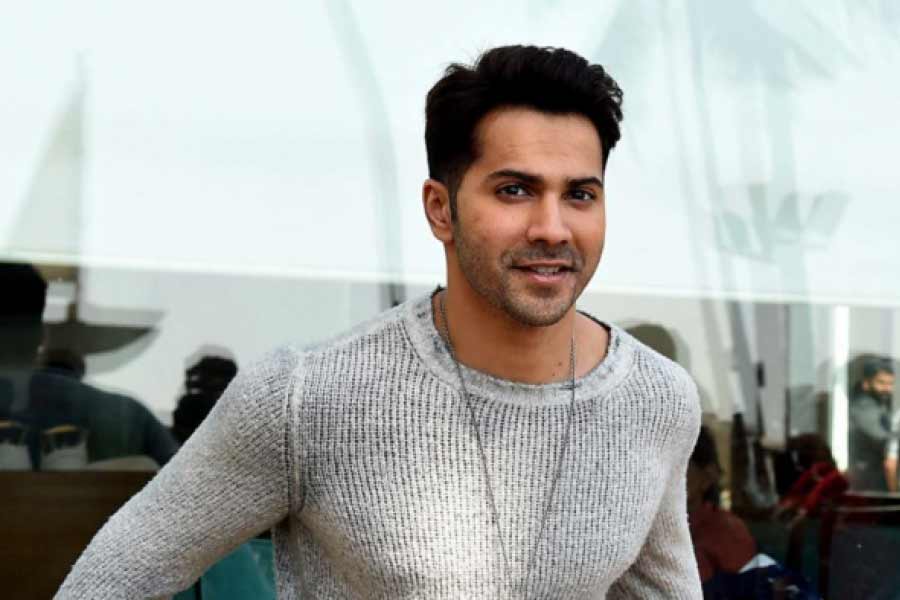 এক সাক্ষাৎকারে অভিনেতা জানান, কোনও একটি দেশ পায়ে হেঁটে ঘুরে বেড়ানোর ইচ্ছা রয়েছে তাঁর। তার জন্য নিজের দেশ ভারতকেই বেছে নিয়েছেন বরুণ।