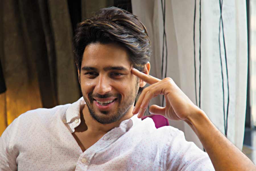 যেখানে বরুণ পায়ে হেঁটে সারা ভারত ঘুরতে চান, সেখানে সিদ্ধার্থ চান এক বিশেষ অভিনেত্রীকে চুমু খেতে।