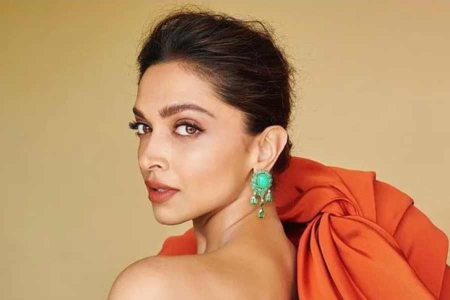 এক সাক্ষাৎকারে সিদ্ধার্থ জানান, পর্দার সামনে তিনি দীপিকা পাড়ুকোনকে চুমু খেতে চান। অভিনেতার মতে, বড় পর্দায় দীপিকার সঙ্গে তাঁর সম্পর্কের রসায়ন দেখে দর্শকমহলের ভাল লাগবে। তা ছাড়া দীপিকাকে তিনি খুব পছন্দও করেন। তাই জনসমক্ষে তাঁর মনের ইচ্ছা প্রকাশ করেছেন সিদ্ধার্থ।