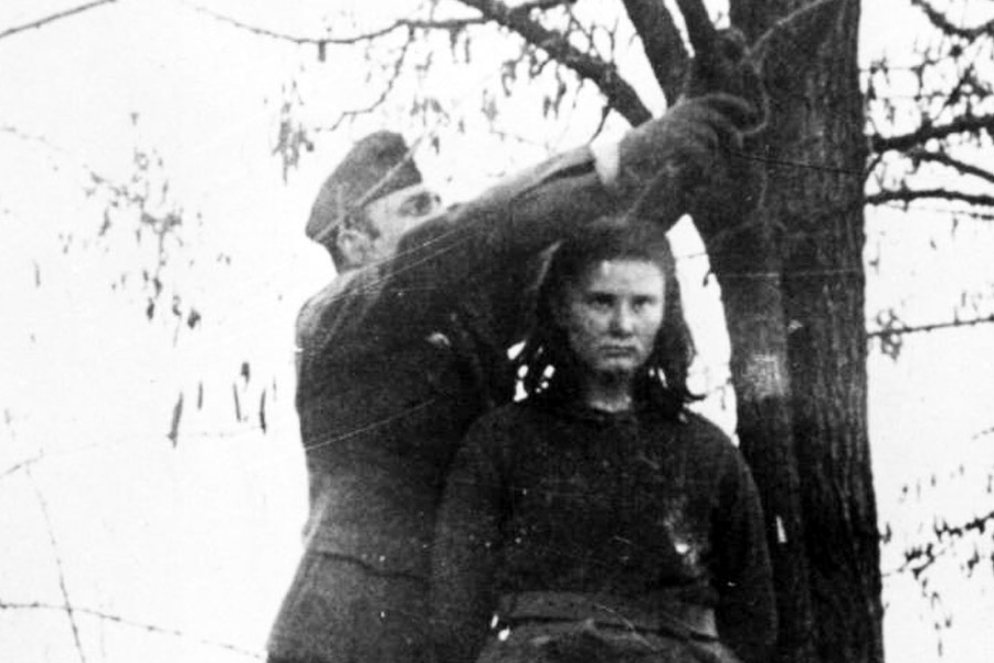 নাৎসিরা তাঁর জীবন কেড়ে নিয়েছিলেন। তবে জীবনের শেষ মুহূর্তেও নিজের সঙ্গীদের সঙ্গে বেইমানি করেননি ১৭ বছরের কিশোরী। তাঁদের নাম বলতে অস্বীকার করেন। ১৯৪৩ সালে ৮ ফেব্রুয়ারি দ্বিতীয় বিশ্বযুদ্ধ চলাকালীন ১৭ বছরের লিপা র‌্যাডিচকে ফাঁসিতে ঝুলিয়েছিলেন নাৎসি সেনারা। ‘‘তোমার সঙ্গীদের নাম কী?’’ সে সময় প্রশ্ন করেছিলেন নাৎসিরা। তৎকালীন যুগোস্লাভিয়ার নাগরিক তথা প্যারিসের বাসিন্দা ওই কিশোরীর সপাট জবাব ছিল, ‘‘যখন তাঁরা আমার (খুনের) প্রতিশোধ নিতে আসবে, তখন জানতে পারবে।’’