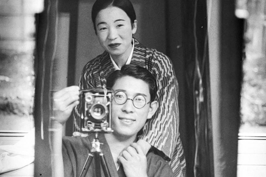 আয়নার সামনে বড়সড় ক্যামেরায় হাত দিয়ে বসে স্বামী। তাঁকে আলগোছে জড়িয়ে ধরেছেন পিছনে দাঁড়ানো স্ত্রী। তাঁর বাঁ-হাতে ধরা স্বামীর মুঠোয়। এ বার ক্যামেরার ‘ক্লিক’ করে নিজস্বী তোলার পালা। ১০০ বছরের বেশি আগে জাপানি দম্পতির এই নিজস্বী আজও স্মরণীয় হয়ে রয়েছে। যদিও সেটিই প্রথম নিজস্বী নয়। দাবি করা হয় যে, ১৮৮৯ সালে রবার্ট কর্নেলিয়াসের ছবিটিই প্রথম নিজস্বী।