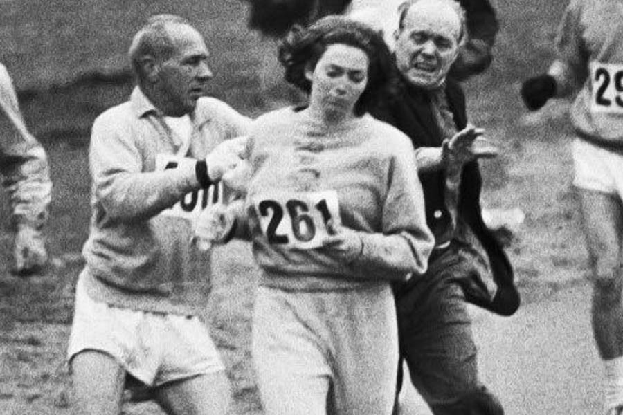 রবের্টা লুইস গিব ওরফে ববিকে অনেকেই হয়তো ভুলে গিয়েছেন। তবে ১৯৬৬ সালে তিনি বিদ্রোহের আগুন জ্বালিয়েছিলেন বস্টনের রাস্তায়। বস্টন ম্যারাথনে সে সময় মহিলাদের অংশ নেওয়ার অধিকার ছিল না। ববিই প্রথম মহিলা যিনি ওই ম্যারাথনে অংশ নেন। আয়োজকদের থেকে প্রতিযোগীর নম্বর পাননি তিনি। সেটি ছাড়াই দৌড়ে গোটা ম্যারাথন শেষ করেন ববি।