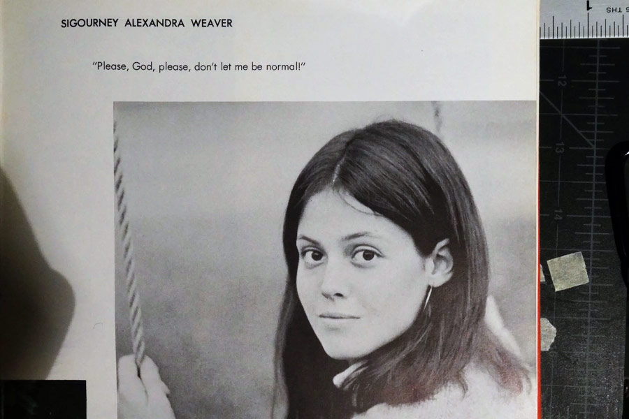 অস্কার মনোনয়ন জেতা অভিনেত্রী সিগরনি উইভারের হাইস্কুলের ছবিও কম অর্থবহ নয়। কমবয়সি সুজান আলেকজান্দ্রা তখনও সিগরনি বলে পরিচিত নন। সে সময় থেকে সমাজের রীতিনীতির বিরুদ্ধে প্রতিবাদী তিনি। হাইস্কুলের ইয়ারবুকে তাঁর ছবির পাশে লিখেছিলেন, ‘প্লিজ গড, প্লিজ, আমাকে স্বাভাবিক হতে দিয়ো না।’