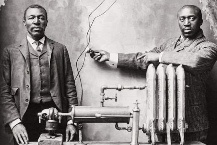 ফ্রিকশন হিটারের আবিষ্কর্তা চার্লস এসএল বেকারের পাশে দাঁড়িয়ে তাঁর সহকারী (বাঁ-দিকে)। রেডিয়েটর সিস্টেম কী ভাবে কাজ করে, তা দেখাচ্ছেন দু’জনে। কৃষ্ণাঙ্গ এই আবিষ্কারকের জন্যই আমেরিকার ঘরে ঘরে হিটার পৌঁছেছিল। শীতে আরাম পেয়েছিলেন সে দেশের বহু বাসিন্দা।