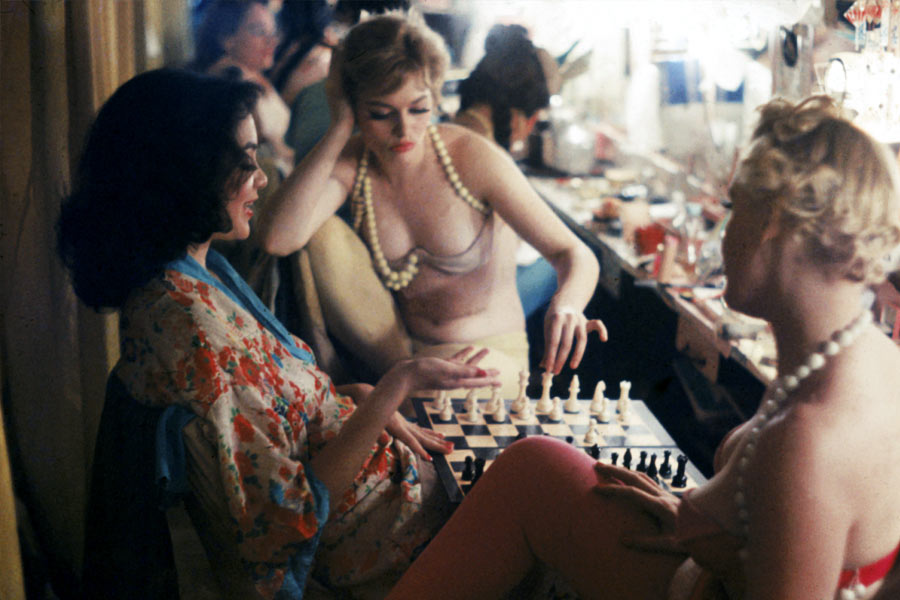 লাতিন কোয়ার্টার নাইটক্লাবের পর্দার আড়ালে কী হত? কৌতূহল ছিল অনেকেরই। তবে সে ছবি চমকে দেওয়ার মতো। গ্রাহক মনোরঞ্জনের ফাঁকে ব্যাকস্টেজে দাবা খেলতে বসতেন বহু ‘শোগার্ল’। এ ছবি ১৯৫৮ সালের।