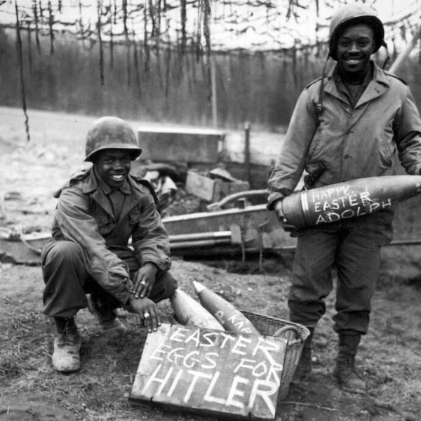 ইস্টারের সময় হিটলারের জন্য নিজেদের হাতে ‘ভালবাসার’ উপহার তৈরি করেছিলেন দুই অ-শেতাঙ্গ আমেরিকান সেনা। ১৯৪০ সালে দ্বিতীয় বিশ্বযুদ্ধের সময় সেই ‘উপহার’ (ইনফ্যান্ট্রি শেল) নিয়ে ছবিও তুলেছিলেন তাঁরা। ‘উপহারের’ গায়ে লেখা— ‘হিটলারের জন্য ইস্টারের ডিম’।