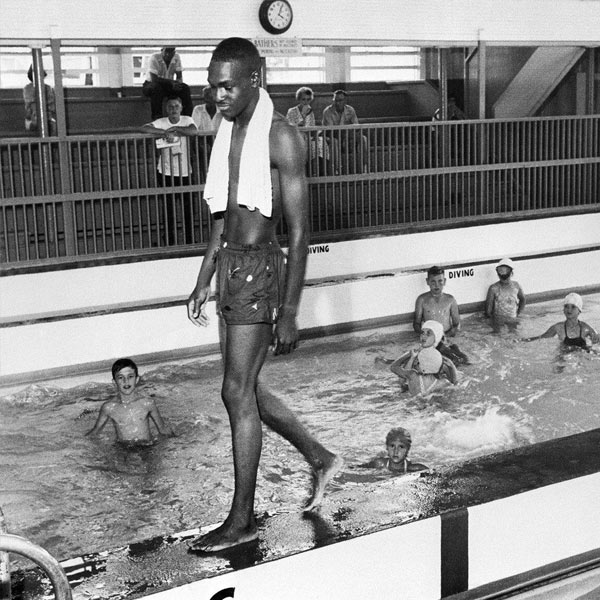 এ বারের ছবিতে প্রতিবাদী ডেভিড ইলম। ১৯৫৮ সালের ৮ জুন ফ্লরিডার এক সুইমিং পুলের জলের পাশ দিয়ে হেঁটে বেড়াচ্ছেন তিনি। যে সুইমিং পুলে কেবলমাত্র শ্বেতাঙ্গদেরই প্রবেশাধিকার ছিল। ইলম তাতে ঢোকার পরই সুইমিং পুলটি পুরোপুরি বন্ধ করে দেয় প্রশাসন। কারণ, তা ব্যবহার করেছেন এক অ-শ্বেতাঙ্গ।