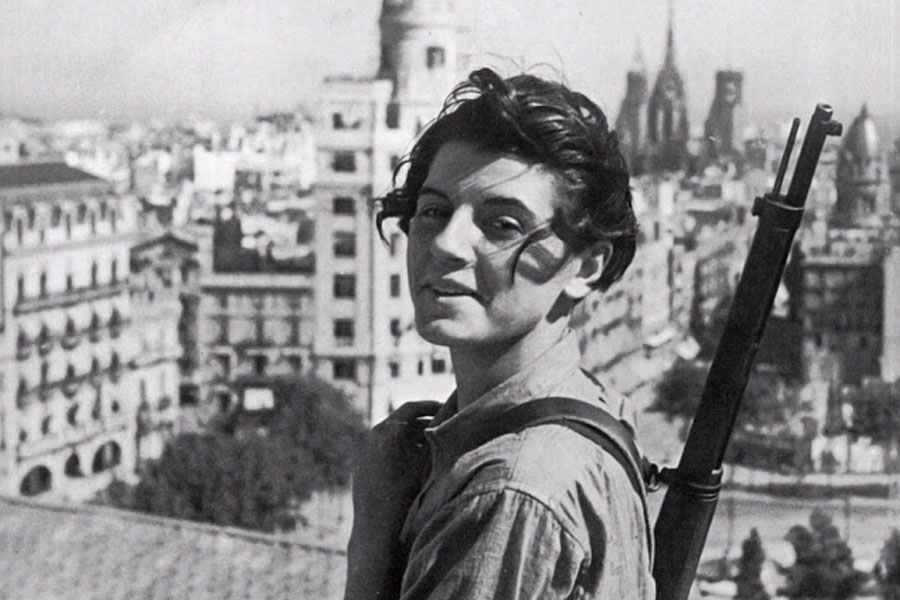 সাংবাদিক, অনুবাদক তথা মার্ক্সবাদী মারিনা গিনেস্তের সরব মুখ ভেসে উঠেছিল স্পেনীয় গৃহযুদ্ধের সময়। ওই সময়ই বার্সেলোনার একটি হোটেলের ছাদে দাঁড়ানো মারিনার একটি ছবি আজও ভোলেননি অনেকে। ১৯৩৬ সালের ২১ জুলাই হুয়ান গাজম্যানের তোলা ওই ছবিতে ১৭ বছরের কিশোরী মারিনা উর্দিধারী। পিঠে তখন বয়ে বেড়াচ্ছেন সশস্ত্র বিপ্লবের অস্ত্র।