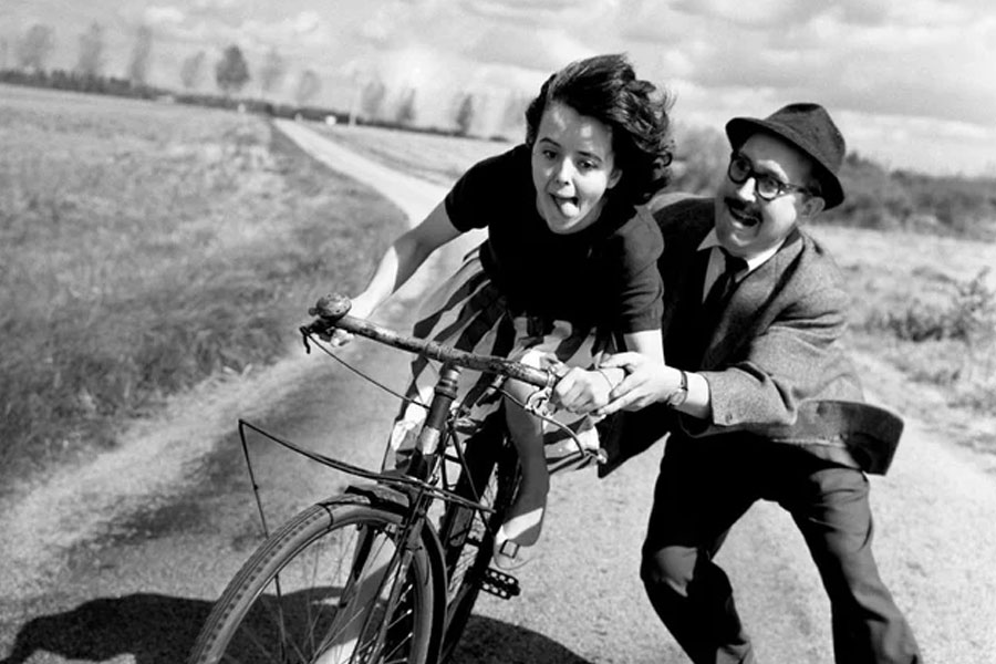 ছোটবেলায় প্রথম বার সাইকেল চালানোর দিনগুলির কথা মনে পড়ে? সে সব স্মৃতি বোধ হয় একসঙ্গে জড়ো করে ফেলেছে এই ছবিটি। সাইকেলের উপর বসে প্রাণপণে ভারসাম্য বজায় রাখার চেষ্টার মাঝে পিছনে ধরা বাবার শক্ত হাত... ।