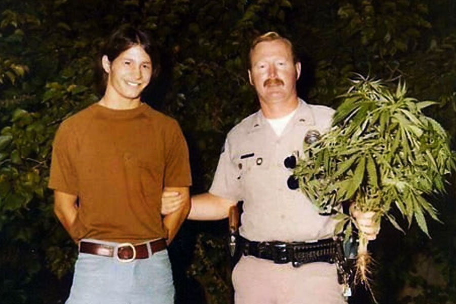 গাঁজা চাষ করার অভিযোগে হাতেনাতে ধরা পড়েছেন পুলিশের হাতে। তবে তাতেও ক্লেশ নেই চোখেমুখে। সত্তরের দশকে আমেরিকায় তোলা এই ছবি।