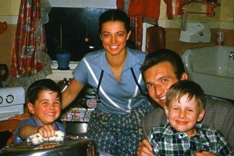 ষাটের দশকে বহু তোলপাড় করা রাজনৈতিক ও সামাজিক উত্থান দেখেছে আমেরিকা। ঘরের অন্দরে প্রতিষ্ঠান বিরোধিতার হাওয়া বয়েছে। গৃহযুদ্ধের আবহে বিপ্লব ঘটেছে সমাজের নানা স্তরে— উডস্টক, স্টোনওয়াল দাঙ্গা থেকে শুরু করে তৎকালীন প্রেসিডেন্ট জন এফ কেনেডির হত্যাকাণ্ড। ঘরের বাইরে ভিয়েতনাম যুদ্ধের আঁচও লেগেছে সে দেশের গায়ে। এরই মাঝে দেশের নাগরিকদের সুখী সংসার ফুটে উঠেছে ১৯৫৯ সালে এই ছবিতে।