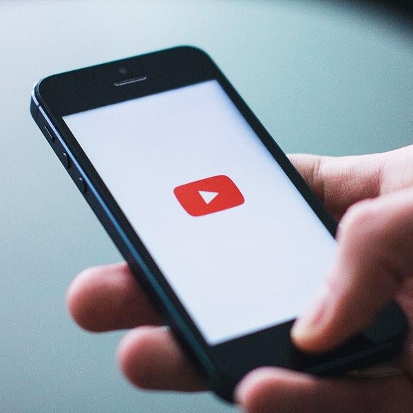 আদিরসের ইঙ্গিতবহ গানে খোলামেলা পোশাকে নেচে ইউটিউবে ভিডিয়ো আপলোড করেছিলেন দুই তরুণী। সেই ভিডিয়োর জন্য গত কয়েক দিন ধরেই অনলাইনে হুমকি আসছিল দু’জনের কাছে। দুই তরুণী জানিয়েছেন, ওই সব হুমকিতে অনেকেই তাদের তাচ্ছিল্যের সঙ্গে জানতে চেয়েছেন, ‘‘এ সব কী? নিজেদের সেলিব্রিটি ভাবছ নাকি!’’