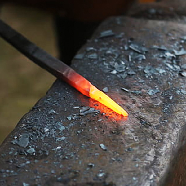 সেই চোখ রাঙানিতেও কাজ না হলে সম্প্রতি শারীরিক হামলা করা হয় ওই দুই তরুণীর উপর। রাস্তার মাঝখানে গরম লোহার রড দিয়ে মারধর করা হয় দু’জনকেই। তাতে একজনের মাথায় এবং কানে আঘাত লাগে। মাথার ভিতরে রক্তপাত হয় বলেও অনুমান। অন্যজনের শরীরে বেশ কিছু অংশ পুড়ে যায়। 