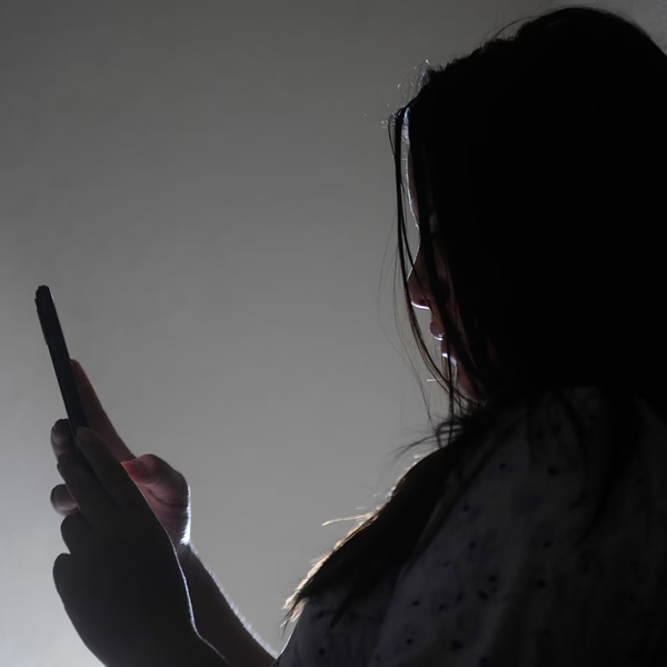 সোদপুরের দুই তরুণী নেটমাধ্যমে খোলামেলা পোশাকের ছবি এবং ভিডিয়ো প্রকাশ করছেন দীর্ঘদিন ধরেই। তাঁদের অভিযোগ, ওই ধরনের ছবি প্রকাশ করার জন্য ইদানীং প্রাণে মারার হুমকিও পাচ্ছিলেন তাঁরা। তাঁদের প্রশ্ন, প্রাপ্তবয়স্ক হওয়া সত্ত্বেও কি প্রাপ্য স্বাধীনতা পাবেন না? সমাজই তাঁদের ভাল মন্দের বিচার করে এ ভাবে বিনা বাধায় শাস্তি দিতে থাকবে! আর তাঁরা ভয় পেয়ে ঘরবন্দি হয়ে থাকবেন? 