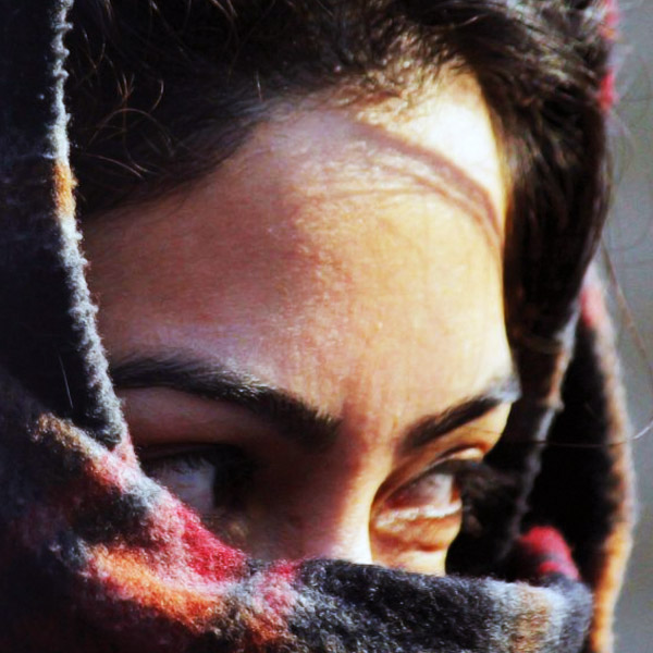 নব্বইয়ের দশকে জম্মু এবং কাশ্মীরের একটি বিচ্ছিন্নতাবাদী মহিলা সংগঠন ফতোয়া জারি করে, রাজ্যের মেয়েরা মুখ না ঢাকলে তাদের উপর অ্যাসিড হামলা করা হবে। মেয়েরা সেই ফতোয়া মানছে কি না, তা দেখতে দীর্ঘদিন ধরে কাশ্মীরের সিনেমাহল, দোকানপাট, রেস্তরাঁয় নজরদারদের নিয়মিত হানাও চলেছিল সেই সময়। 