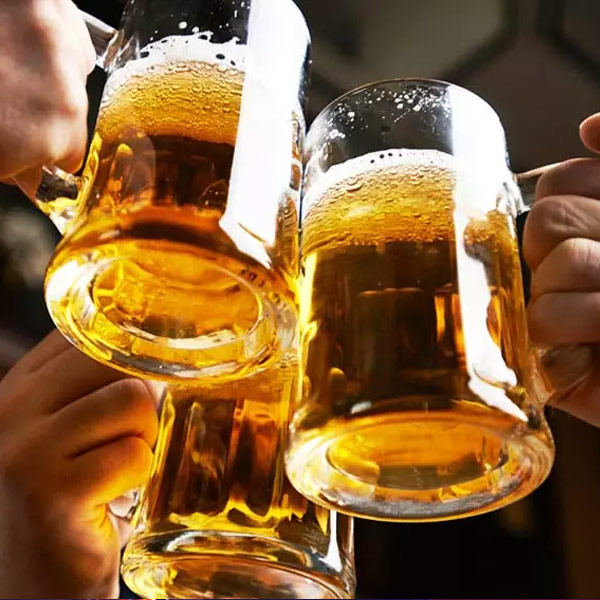 পাবে বসে মদ্যপান অনেকের কাছেই স্বাভাবিক এবং সাধারণ মনে হতে পারে, তবে ২০০৫ সালে শুধু এই সংস্কৃতির বিরোধিতা করেই পুণের একটি পাবে ভাঙচুর চালিয়েছিল নীতি নজরদাররা। ঠিক পাব বন্ধ হওয়ার সময় রাত সারে ১২টায় মহারাষ্ট্রের ন্যাশনালিস্ট কংগ্রেস পার্টির সদস্যরা ধ্বংসলীলা চালান ওই পাবে। 