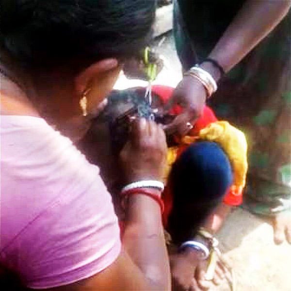 ২০১৮ সালে অসমের নগাঁওয়ে এক যুগলকে রাতভর মারধর করা হয় অবৈধ সম্পর্ক রাখার অভিযোগে। পরে আরও বেশি শাস্তি দিতে গ্রামবাসীরা সবার সামনে মহিলার মাথা মুড়িয়ে জামা কাপড় ছিঁড়ে পুলিশের হাতে তুলে দেন দু’জনকে। 