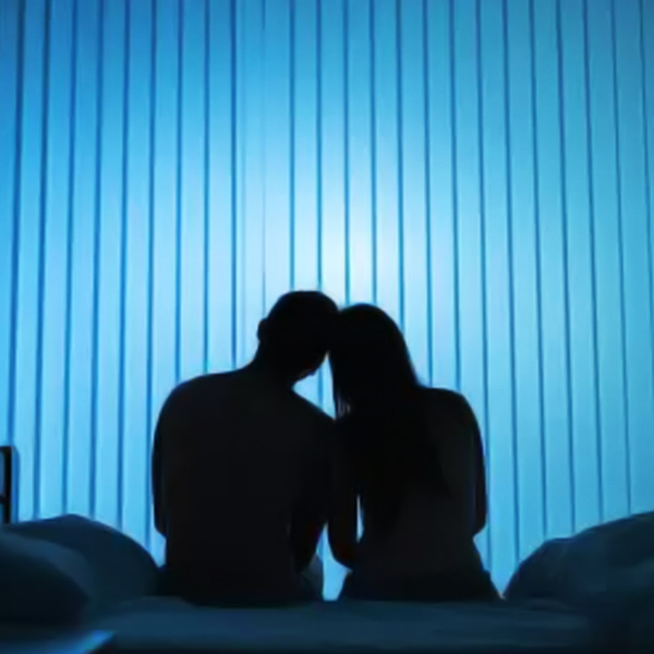 প্রকাশ্যে ঘনিষ্ঠ হওয়ায় প্রেমিক-প্রেমিকাকে মারধর করে হাসপাতালে পাঠানোর ঘটনাও ঘটেছে। মহারাষ্ট্রের লাতুরে হামলাকারীরা গোটা ঘটনাটির ভিডিয়ো রেকর্ডিং করে তা হোয়াটসঅ্যাপে শেয়ারও করেন।