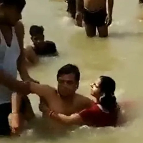 কিছু দিন আগে এই উত্তরপ্রদেশেরই অযোধ্যায় এক ব্যক্তি নীতি নজরদারদের কোপে পড়েন, স্ত্রীকে প্রকাশ্যে চুম্বন করার জন্য।  সরযূ নদীতে স্নান করছিলেন দু’জনে। সেই সময়ই পরস্পরের ঘনিষ্ঠ হন। তার পরই তাকে ঘিরে ধরে মারধর করেন একদল ব্যক্তি। তাঁদের বলতে শোনা যায়, অযোধ্যায় এ সব বরদাস্ত করা হবে না। 