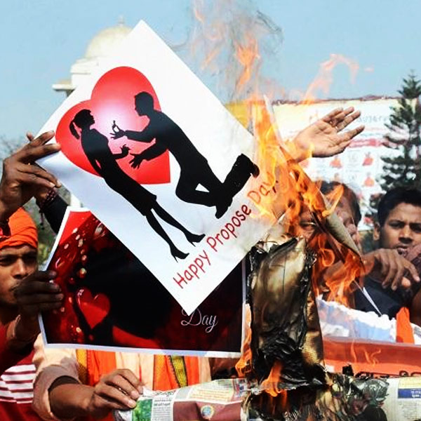 সুতরাং নীতি পুলিশির এই ধারা ভারতে দীর্ঘদিন ধরে চলছে। ভ্যালেন্টাইন্স ডে-র দিন যুগলকে ধরে মালাবদল করে বিয়ে দেওয়ার ঘটনাও ঘটে এখনও। 