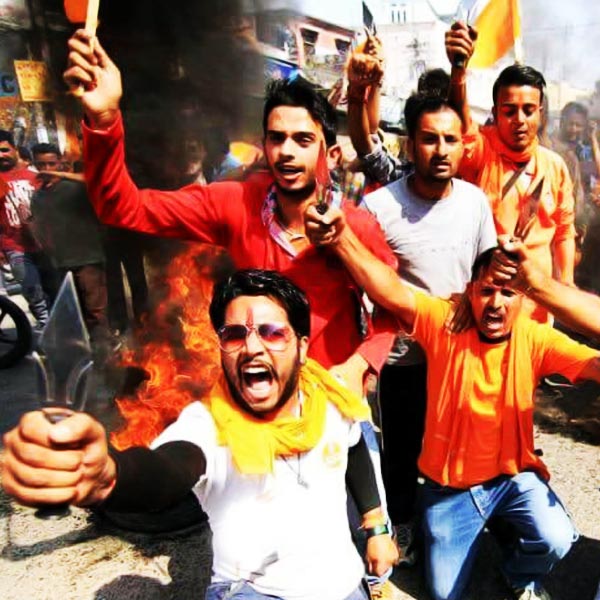 খড়দহের ঘটনা এবং তাতে আক্রান্তরা যে প্রশ্ন তুলেছেন, তা-ও ভাবনার খোরাক দেয়। কারণ যে দেশের সিনেমায় রমরমিয় চলে যৌনদৃশ্য, যে দেশ প্রাপ্ত বয়স্কদের ছবি দেখার পরিসংখ্যানে বিশ্বে প্রথম দশের তালিকায় রয়েছে, সেখানে যৌনতা এবং তৎসংক্রান্ত বিষয় নিয়ে এই ছুৎমার্গও কি যথাযথ!