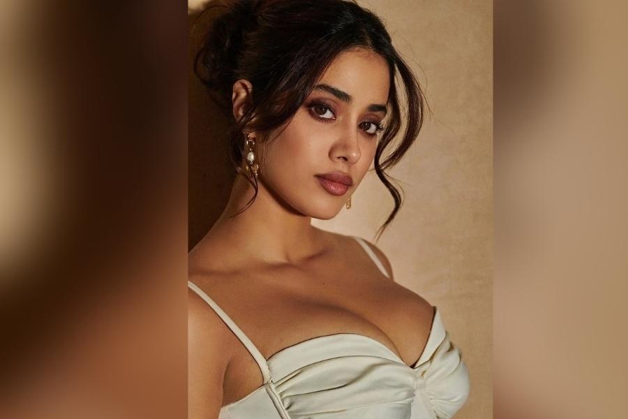 একেবারে খোলামেলা পোশাকে নেটপাড়ায় ধরা দিলেন শ্রীদেবী কন্যা। 