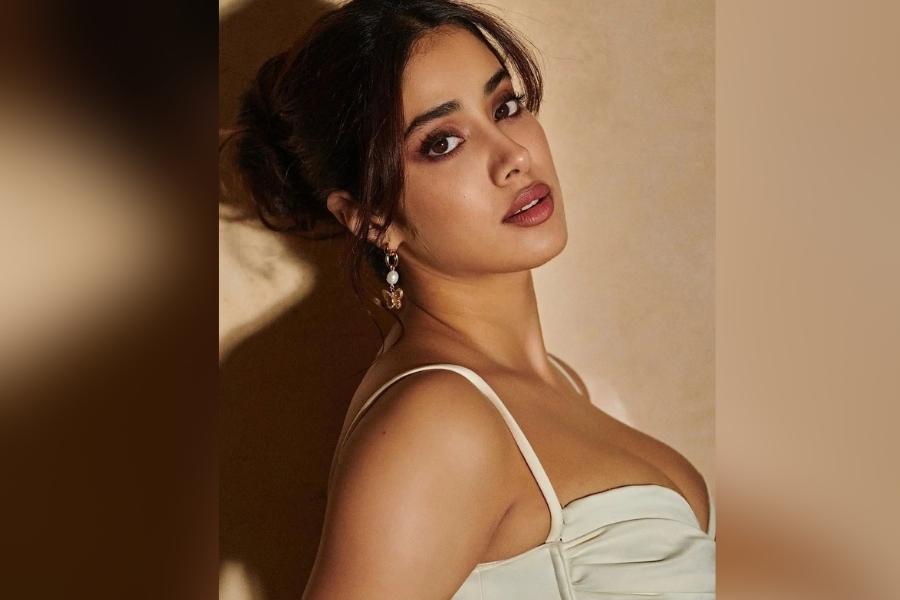 এই পুজোতেই প্রেক্ষাগৃহে মুক্তি পাচ্ছে শ্রীদেবী-কন্যার নতুন ছবি ‘মিস্টার অ্যান্ড মিসেস মাহি’। বিপরীতে রাজকুমার রাও।