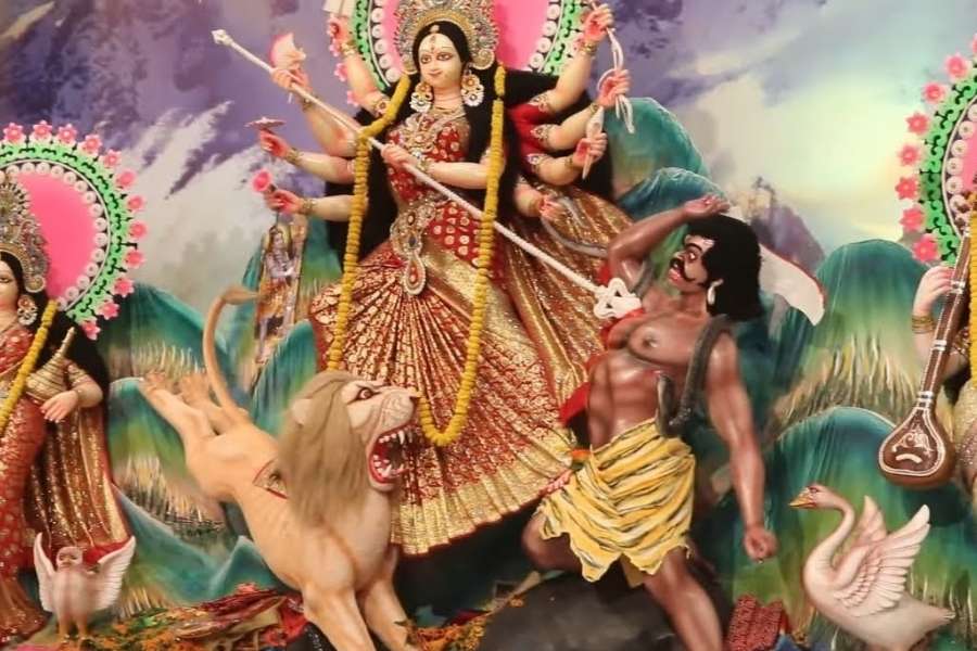 ঢাকেশ্বরী মন্দির অন্যতম বাংলাদেশের প্রাচীনতম মন্দিরগুলির অন্যতম। জানা যায়, রাজা বল্লাল সেন এক সময়ে বুড়িগঙ্গার নদীর তীরে জঙ্গলে মা দুর্গার একটি মূর্তি খুঁজে পান। সেই মূর্তি প্রতিষ্ঠা করে দুর্গাপুজোর প্রচলন করেন তিনি। সেই থেকেই এই মন্দিরের নাম ঢাকেশ্বরী মন্দির।