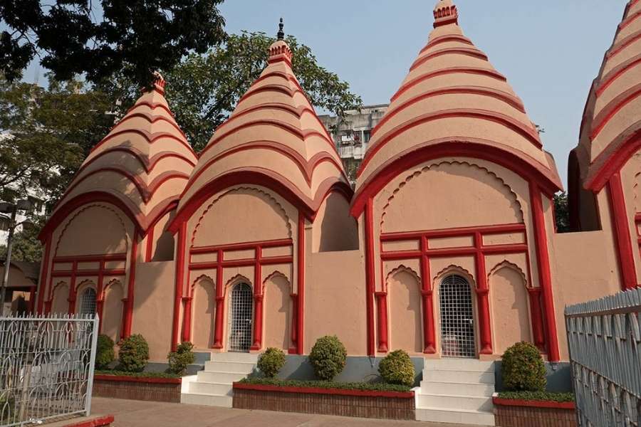 এই মন্দিরের নাম অনুসারে ঢাকার নামকরণ হয় এমনটাও শোনা যায়। মুঘল সম্রাট আকবরের সেনাপতি মান সিংহ চারটি শিবমন্দির প্রতিষ্ঠা করেছিলেন এখানে। প্রতি বছর পুজোয় এখানে দর্শকদের ভিড় চোখে পড়ার মতো। মন্দিরের পুরনো শিল্পশৈলীও দেখতে যান দর্শকেরা। 