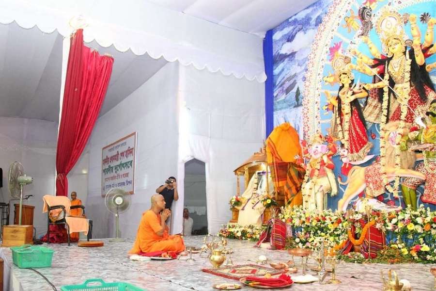 ঢাকার রামকৃষ্ণ আশ্রমের পুজোও বেশ বিখ্যাত। ১৮৯৯ সালে প্রতিষ্ঠা হয় এই আশ্রম। এখানকার পুজোর মূল আকর্ষণ কুমারী পুজো। সেই পুজো দেখতে দর্শনার্থীদের ঢল নামে অষ্টমীতে। 