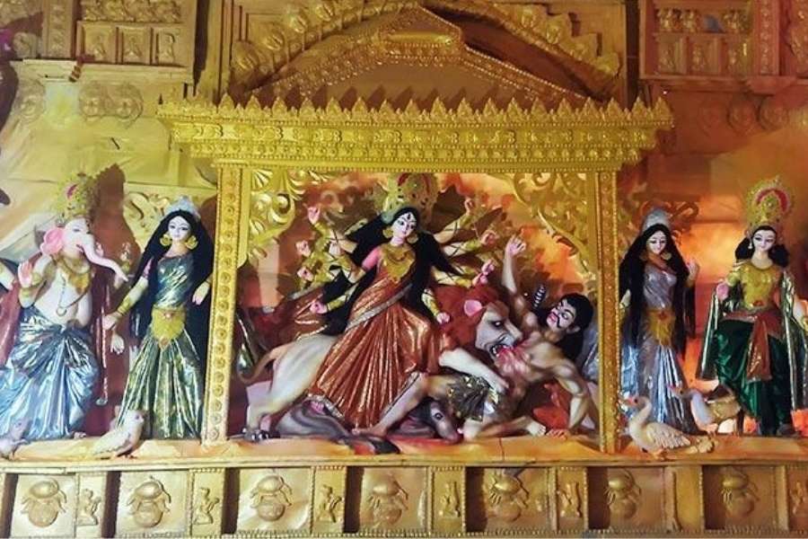 বাংলাদেশে সাধারণত থিম পুজো হয় না। তবে বাগেরহাট জেলার শিকদার বাড়িতে থিম পুজোর চল রয়েছে। ২০১০ সালে এই পরিবারের তরফে লিটন শিকদার নামে এক ব্যবসায়ী ব্যক্তিগত উদ্যোগে এই পুজো শুরু করেন। পুজোর থিমে প্রতি বছর তুলে ধরা হয় নানা পৌরাণিক কাহিনি।