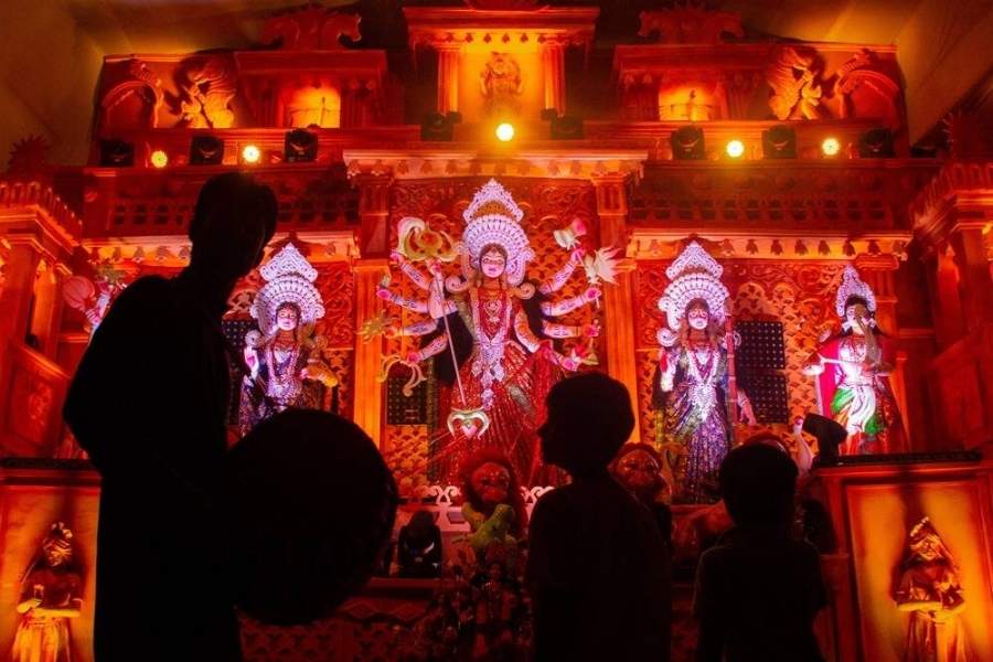 শুধু কলকাতা বা পশ্চিমবঙ্গ নয়, দুর্গাপুজোর উদযাপনে জোর কদমে প্রস্তুতি চলছে বাংলাদেশেও। রাজধানী ঢাকা-সহ ওপার বাংলার বিভিন্ন প্রান্তে একাধিক ঐতিহ্যশালী শারদীয়া উৎসব পালিত হয় মহা ধুমধামে। 