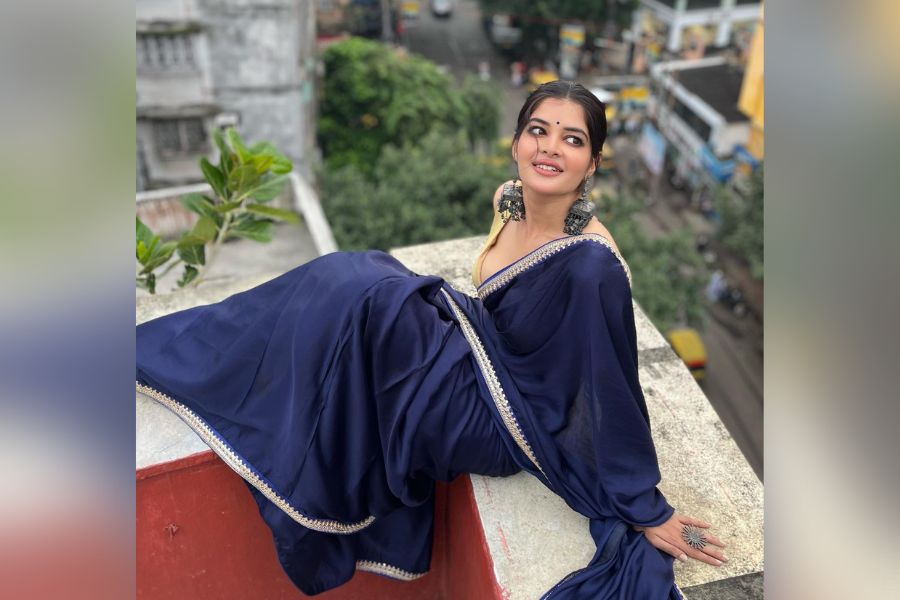 বহুতলের ছাদের রেলিংয়ে বসে খোলা আকাশে চোখ। মনের দরজাও বুঝি হাটখোলা করে দিলেন ‘পাখি’।