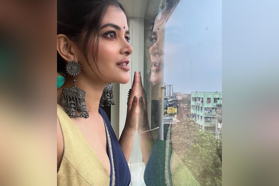 কাচের জানলার সামনে অনাবিল মধুমিতা। চোখ টানল বক্ষভাঁজের উঁকিঝুঁকি।