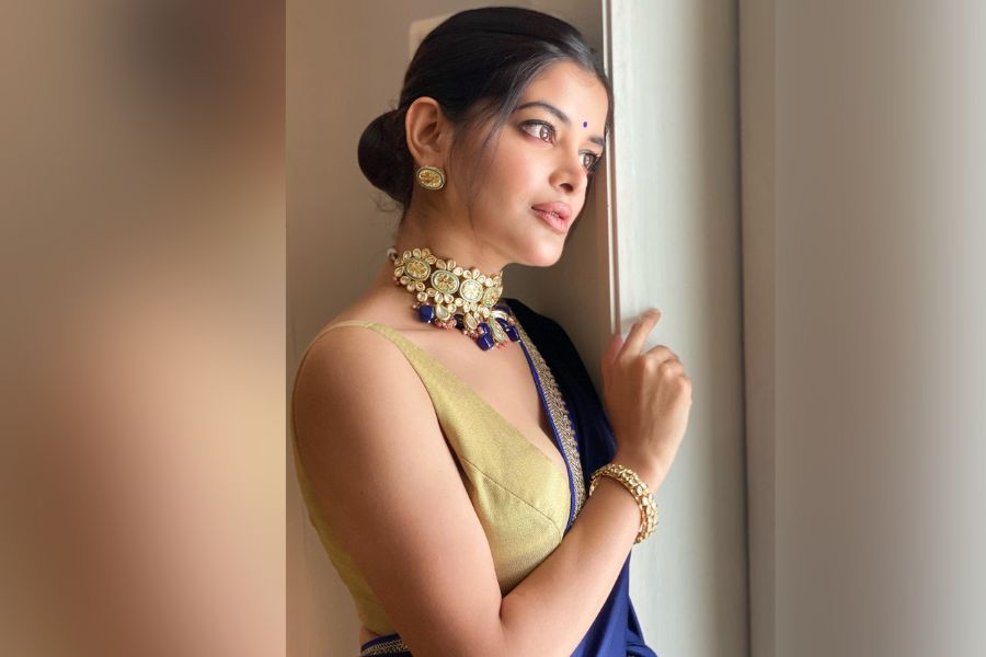 নীল শাড়ির সঙ্গে গলায় ভারী নীল গয়না। আকাশের নীলে মিশে পর্দার ‘পাখি’র উড়ান।