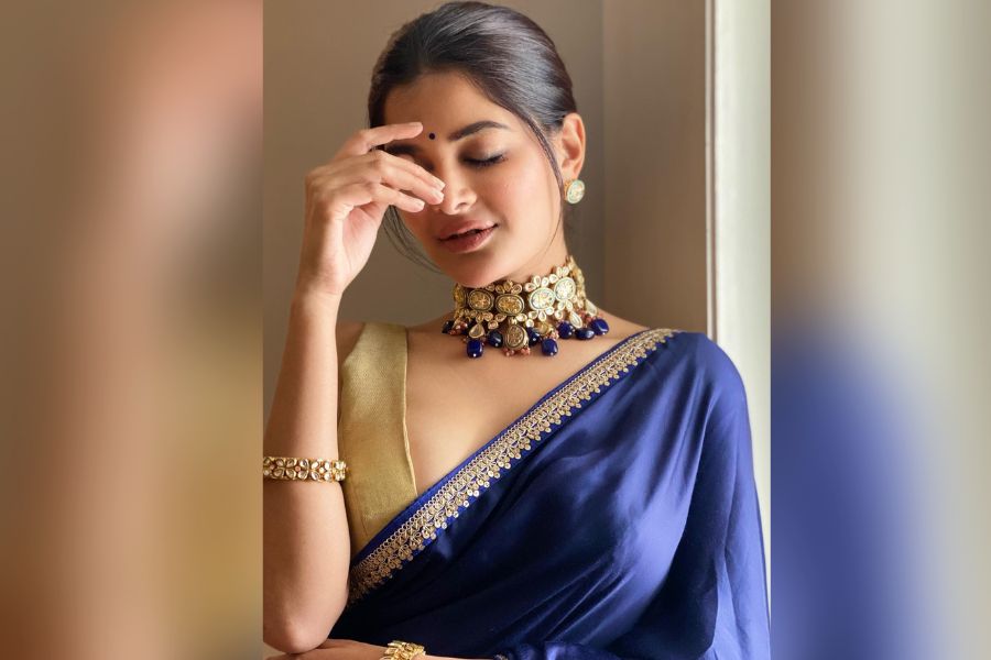 পশ্চিমি সাজে নেটপাড়া কাঁপানো কন্যে উৎসবের আগে ফিরলেন চিরন্তনী শাড়িতে।