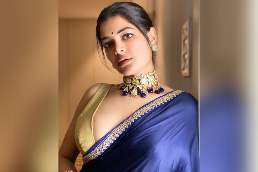 পুজোর আগে নীলাম্বরী সাজে ধরা দিলেন মধুমিতা সরকার।