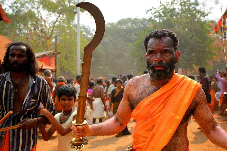 সাধারণত এই উৎসব শুরু হয় ‘কোজিক্কল্লু মুদল’ নামের একটি প্রথার মাধ্যমে। ভক্তরা লাল পোশাক পরে তাঁদের মাথায় একটি জ্যান্ত মোরগ নিয়ে হাঁটতে শুরু করেন।