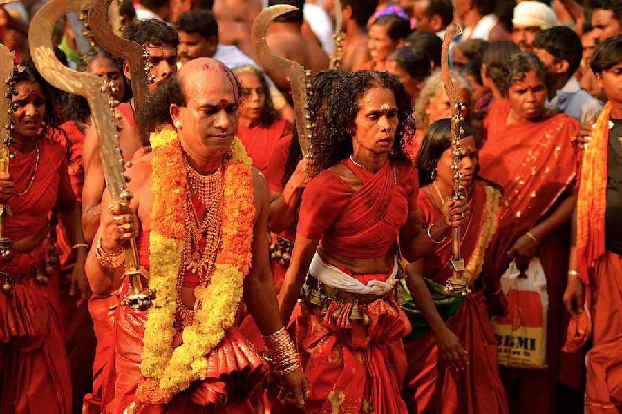 ভক্তরা মন্দিরে ঢোকার আগে হাতে লাঠি নিয়ে মন্দিরের চারপাশে তিন বার ঘুরে তার পর মন্দিরের ভিতর ঢোকেন। 