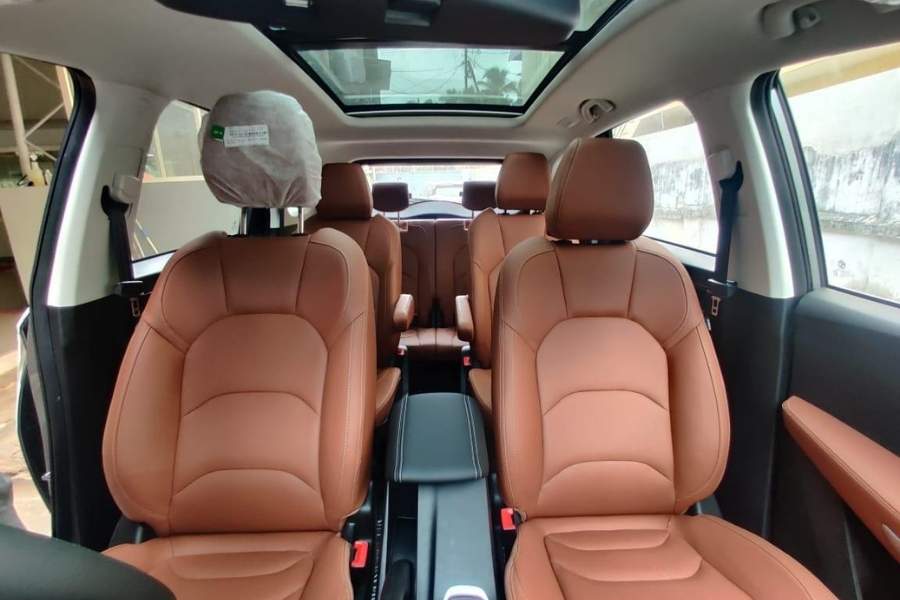 আপডেটেড ইনফোটেনমেন্ট সিস্টেম থাকতে পারে গাড়িতে। এই মডেলের সামনের সিটে রয়েছে ভেন্টিলেশন, রয়েছে ওয়ারলেস চার্জিং পড, নতুন কি ফোব।