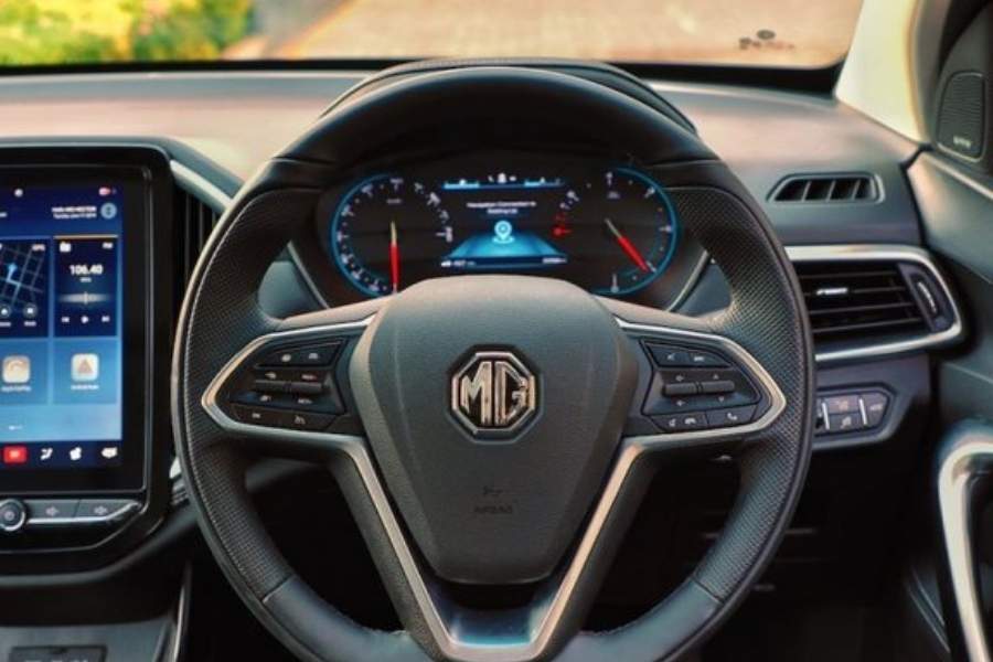 নতুন গাড়িতে বজায় রাখা হয়েছে আগের ডি আর এল সেট আপ। তবে বড় জাল প্যাটার্ন দিয়ে সামনেটা ঢেকে দেওয়া হয়েছে। এ ছাড়াও উপরে রয়েছে নতুন স্কিডের মতো দেখতে ডি আর এল। এখানেই লাগানো হয়েছে হেডল্যাম্পগুলি।