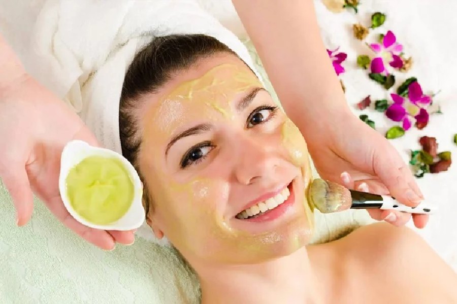 ডিমের সাদা অংশটির সঙ্গে মধু মিশিয়ে মুখে লাগিয়ে ফেলা যায় অনায়াসেই। 