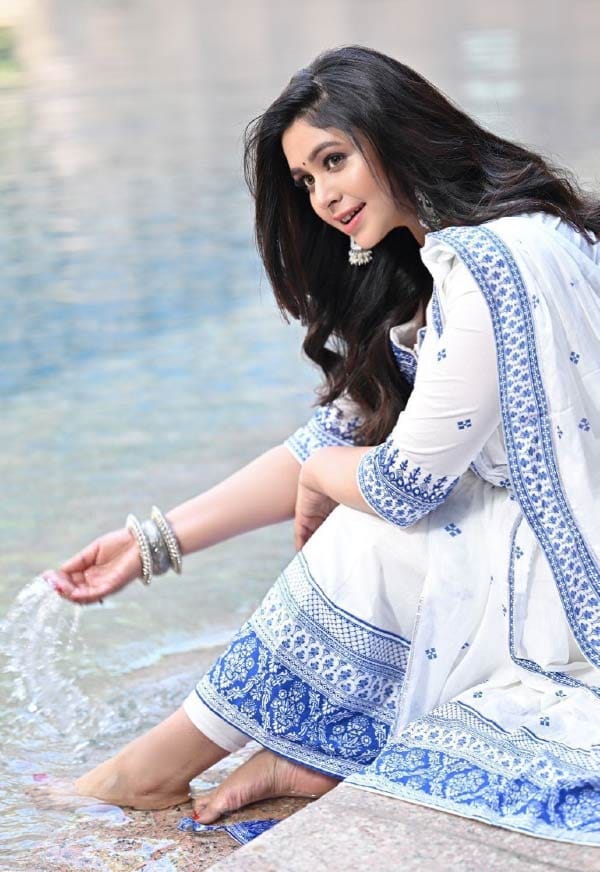 খোলা চুল আর এক গাল হাসিতে নায়িকার সাজ সত্যিই মুগ্ধ করে।