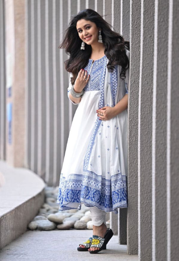 ষষ্ঠী কিংবা সপ্তমীর সকালে সকলের নজর কাড়তে ঋতাভরী বেছে নিলেন সাদা চুড়িদার।