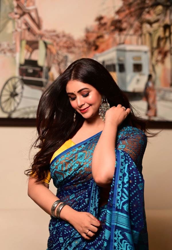 নীল জামদানির সঙ্গে হলুদ ব্লাউজে অষ্টমীর সাজে দারুণ মানিয়েছে ঋতাভরীকে। 