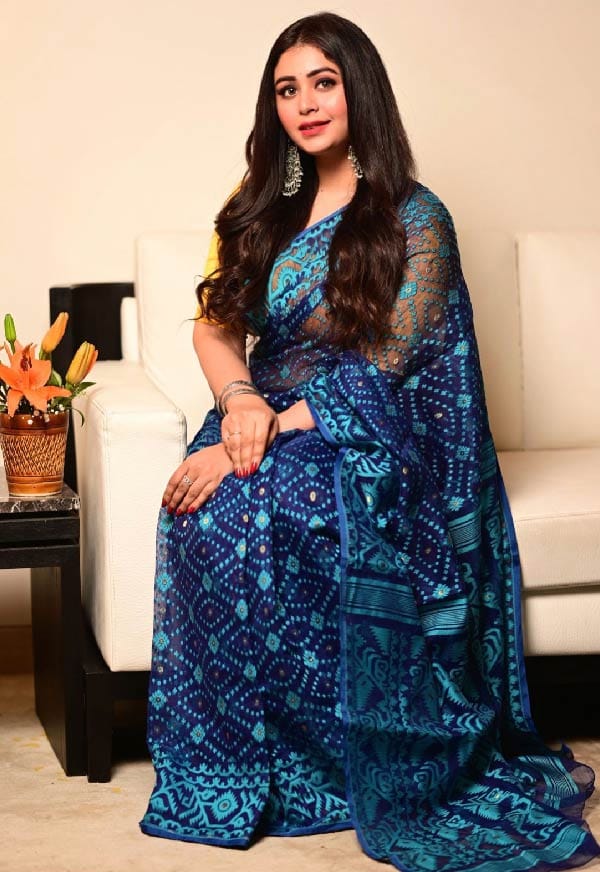 চোখে মোটা করে আইলাইনার, গালে গোলাপি ব্লাশ আর হাইলাইটারের কেরমতিতেই জমে উঠেছে নায়িকার অষ্টমীর সাজ।